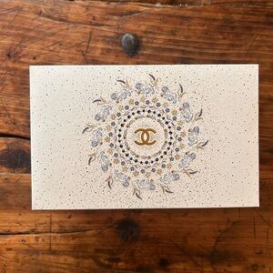 Authentic Chanel Holiday N1 de CHANEL skincare - Full Size + Tweed Pouch   NWT